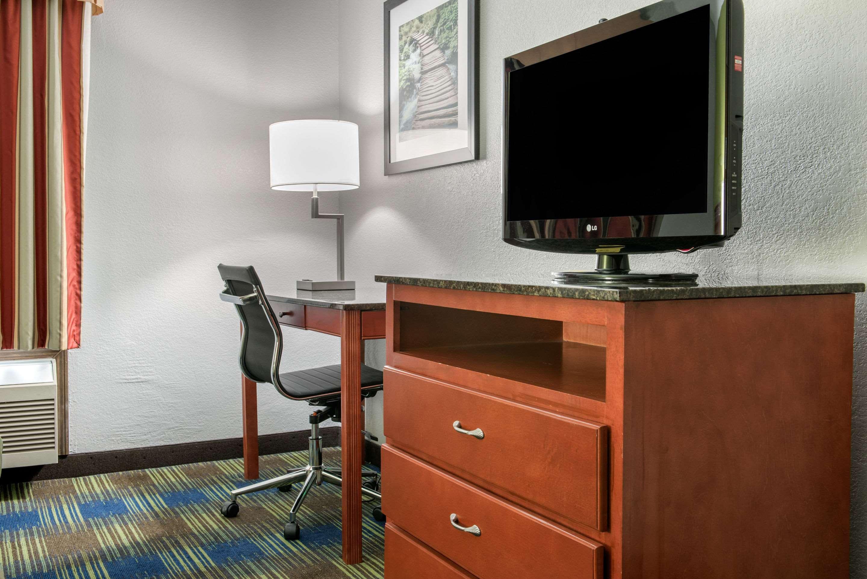 Quality Inn & Suites Bedford West Экстерьер фото