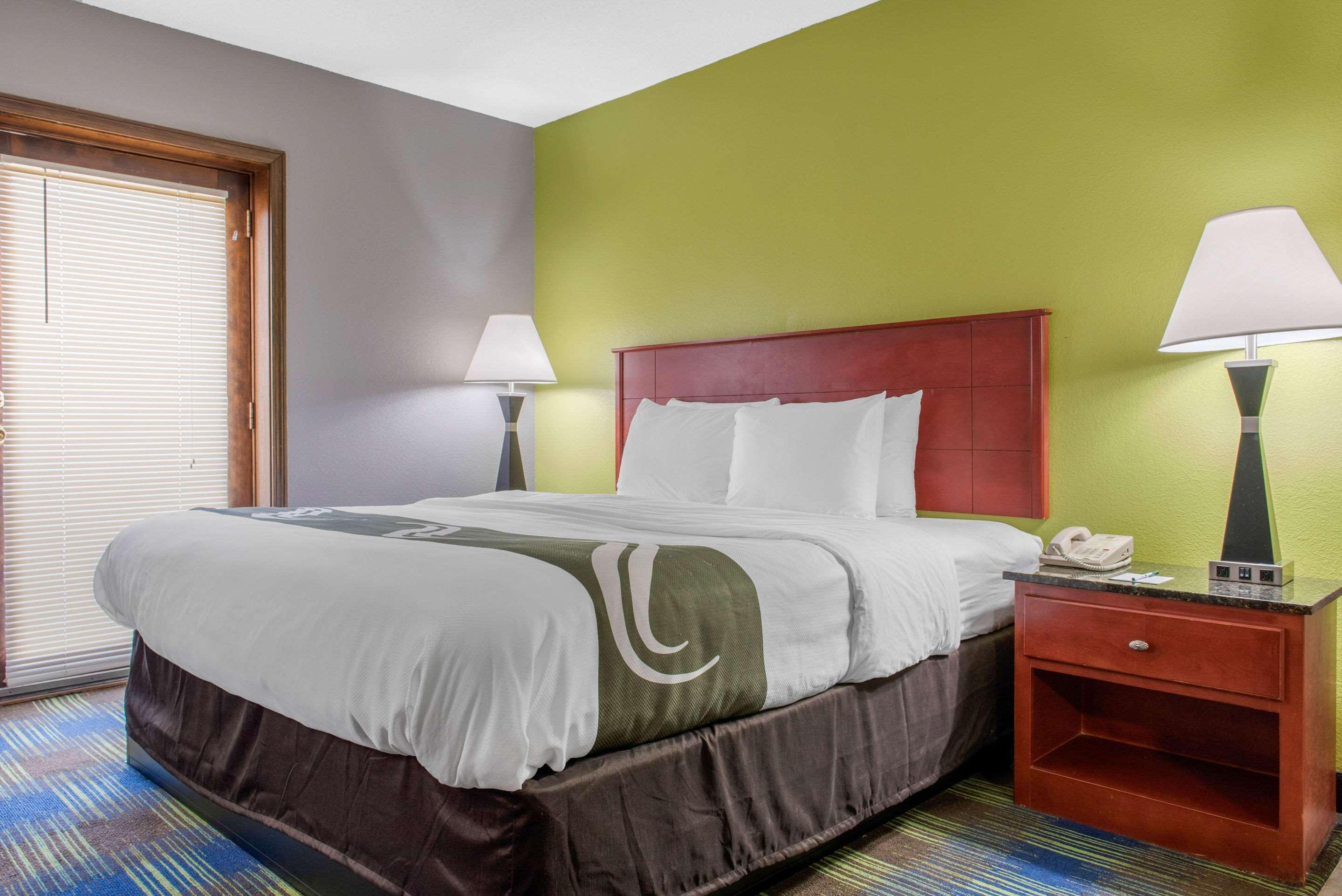 Quality Inn & Suites Bedford West Экстерьер фото