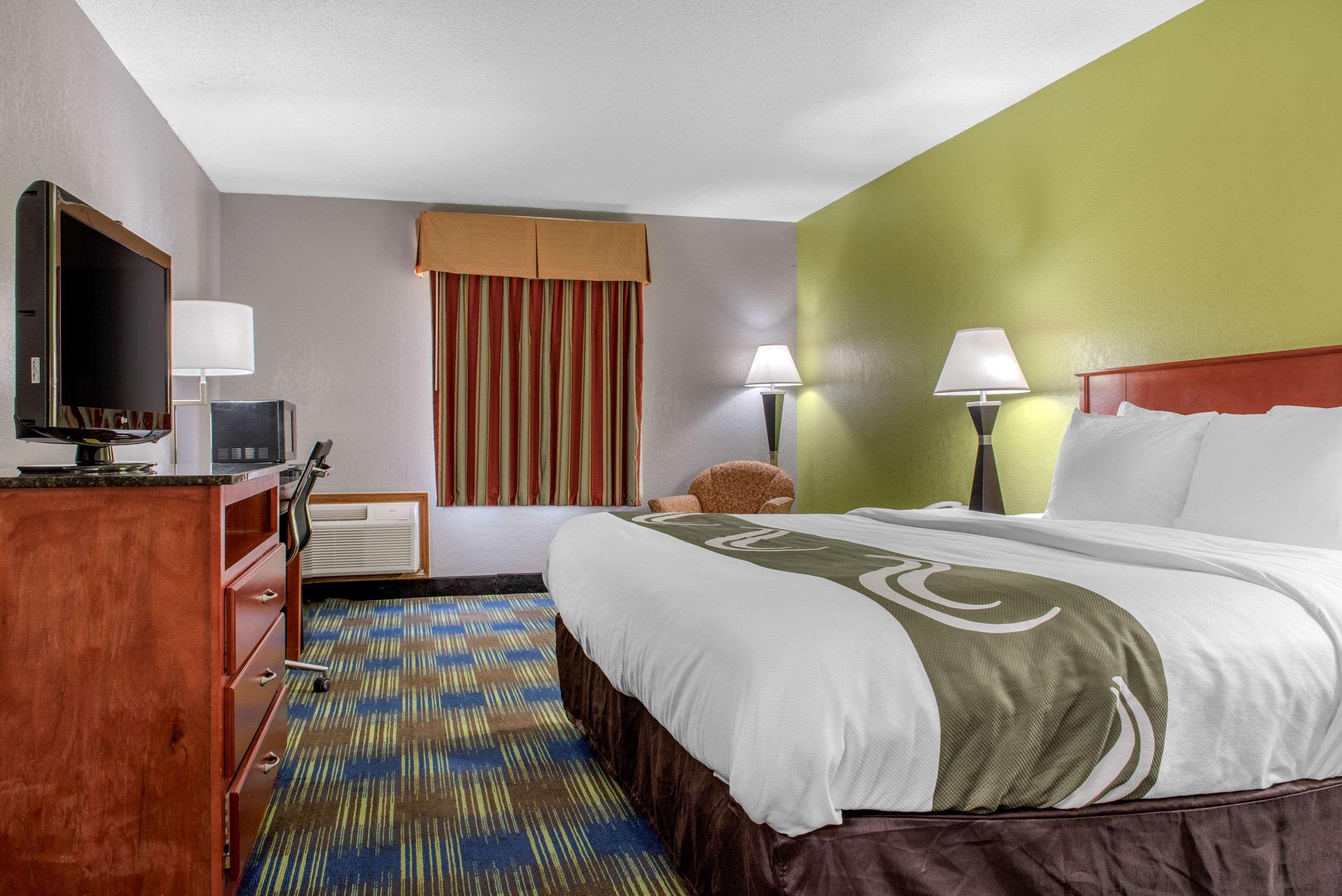 Quality Inn & Suites Bedford West Экстерьер фото