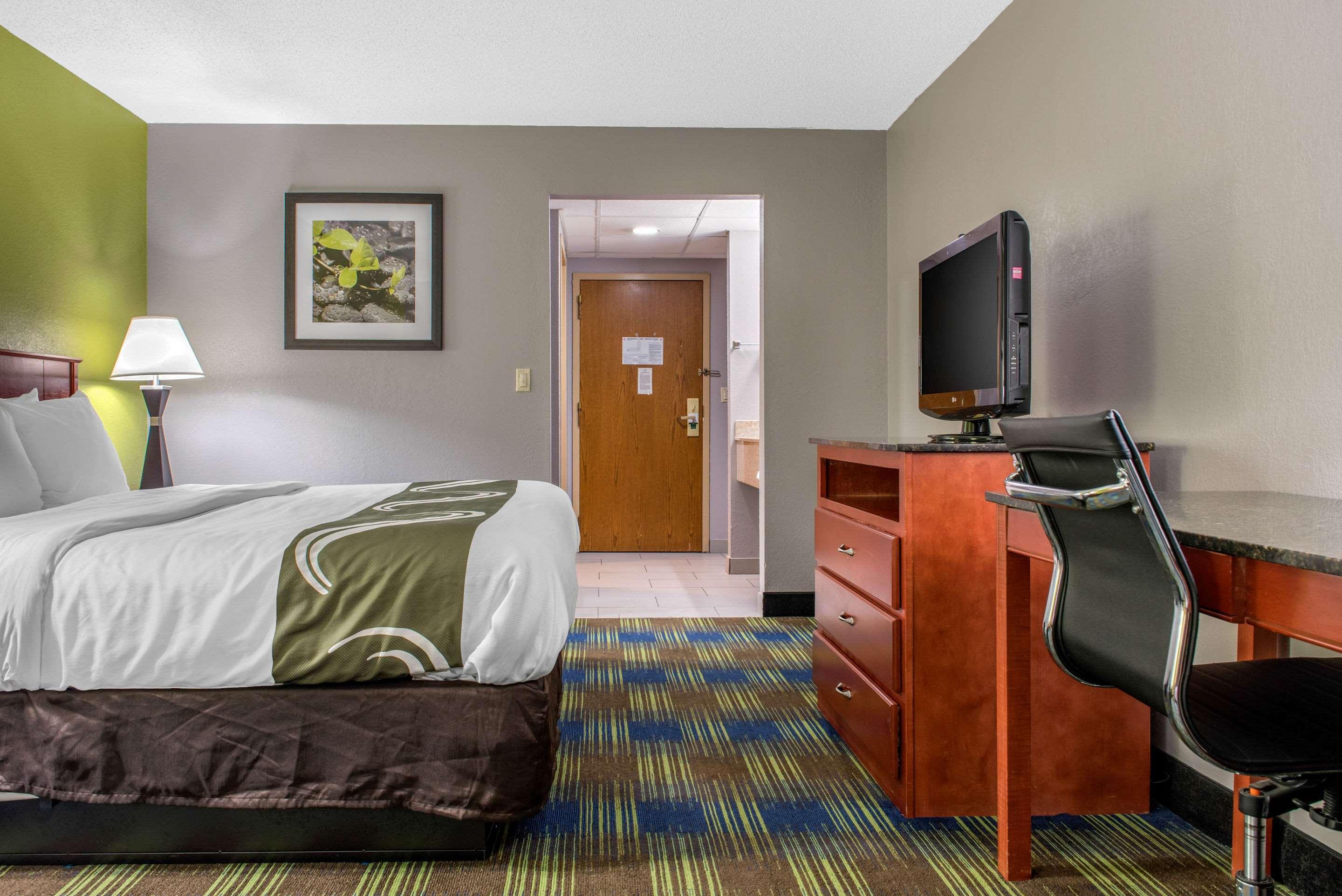 Quality Inn & Suites Bedford West Экстерьер фото