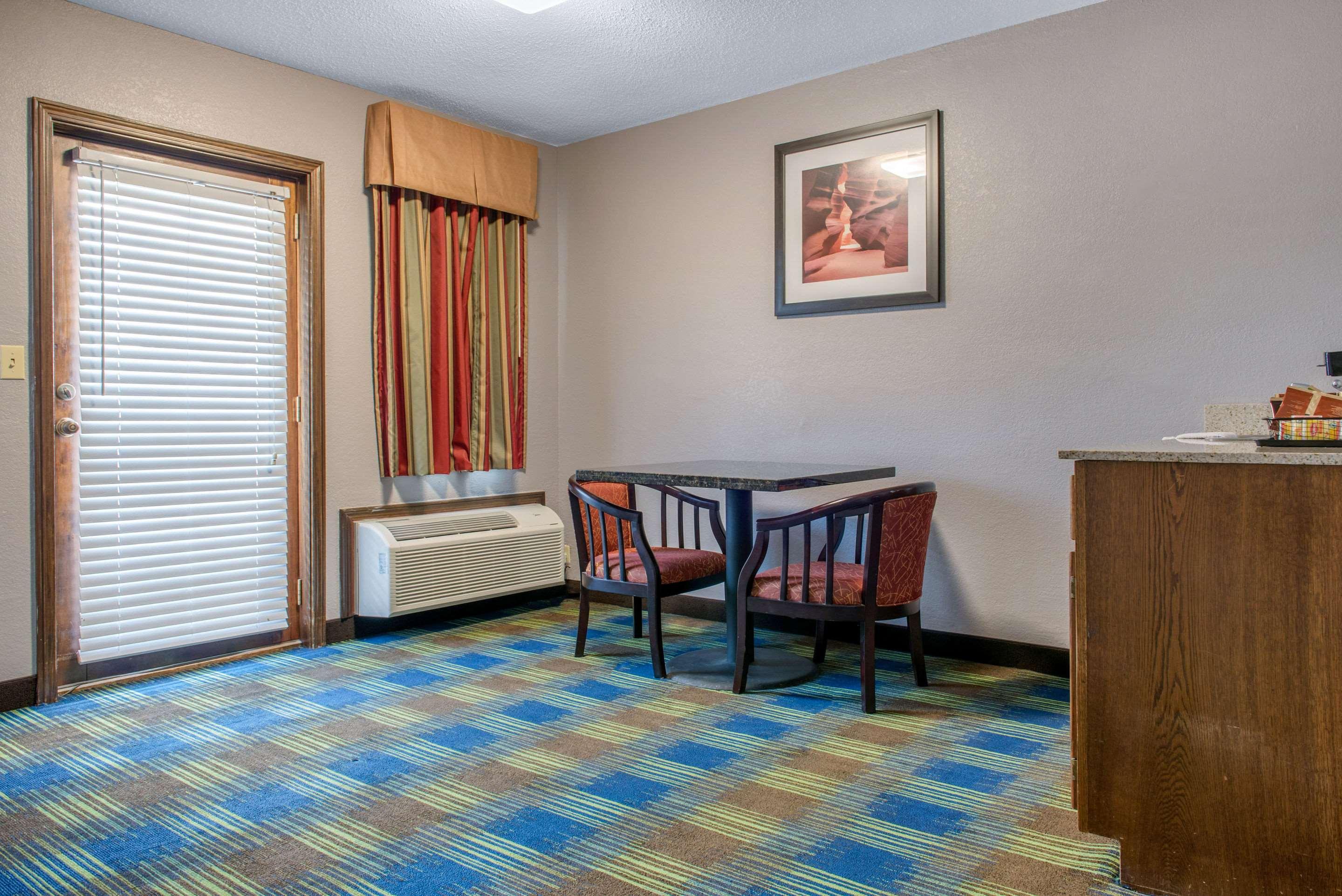 Quality Inn & Suites Bedford West Экстерьер фото