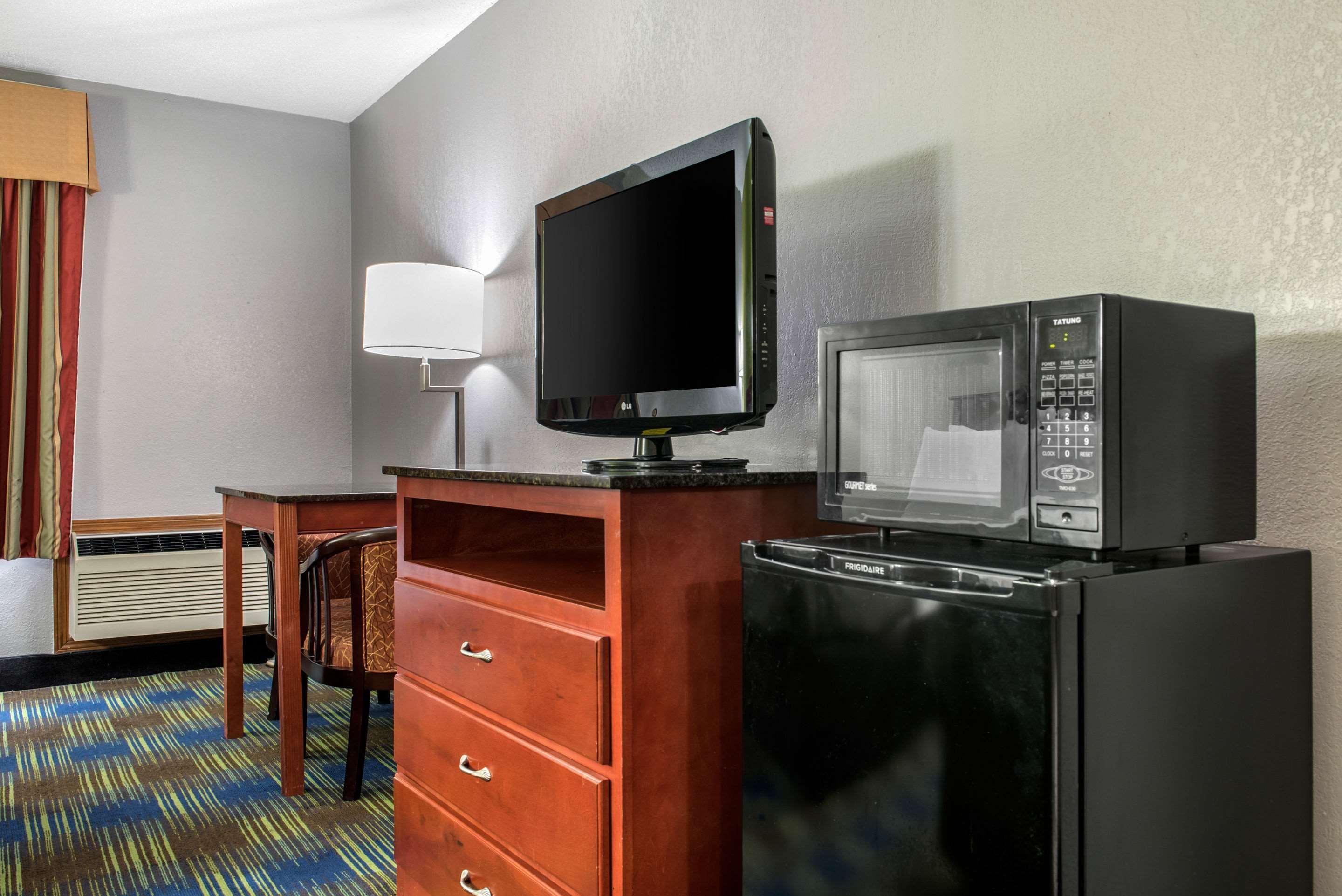 Quality Inn & Suites Bedford West Экстерьер фото