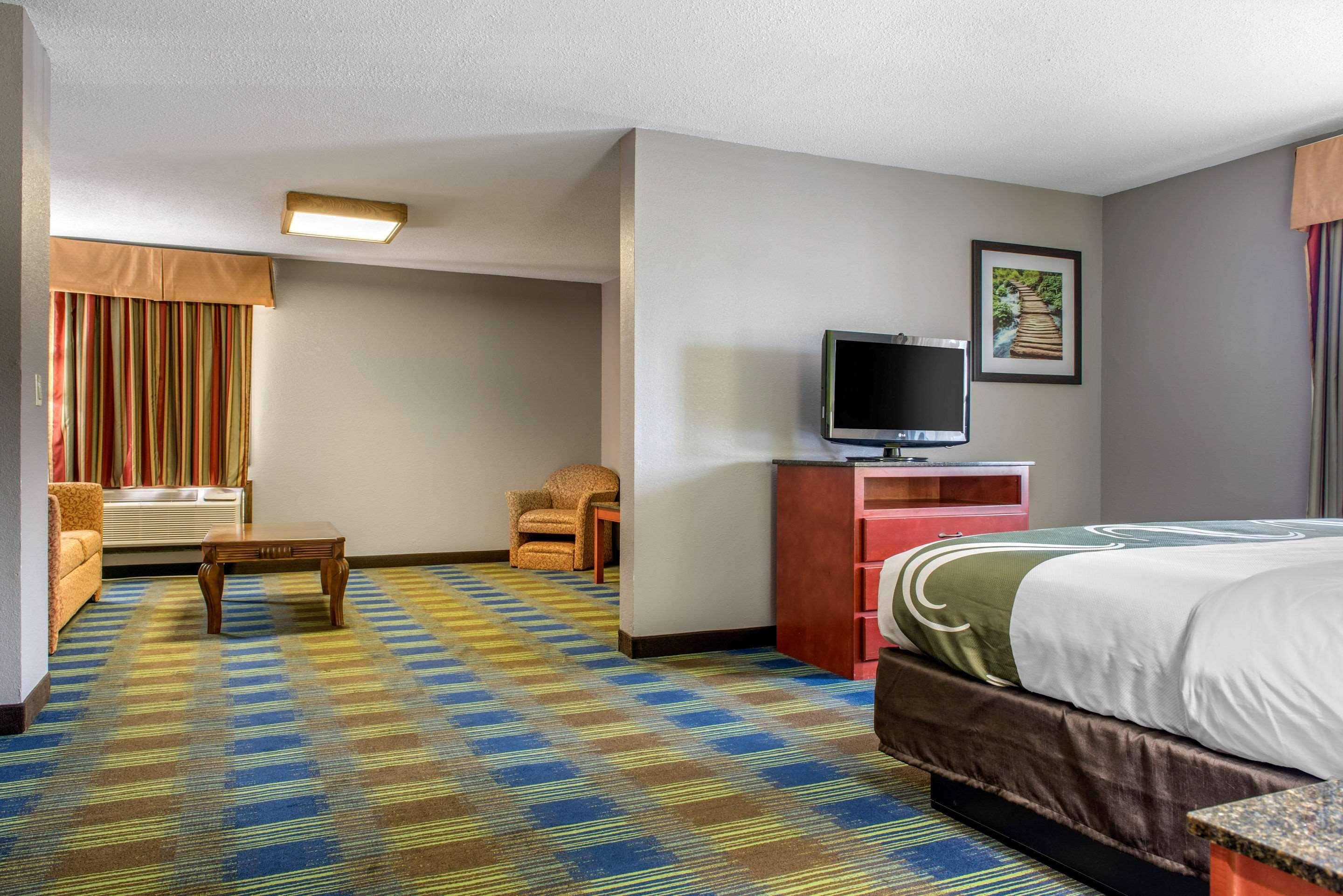 Quality Inn & Suites Bedford West Экстерьер фото