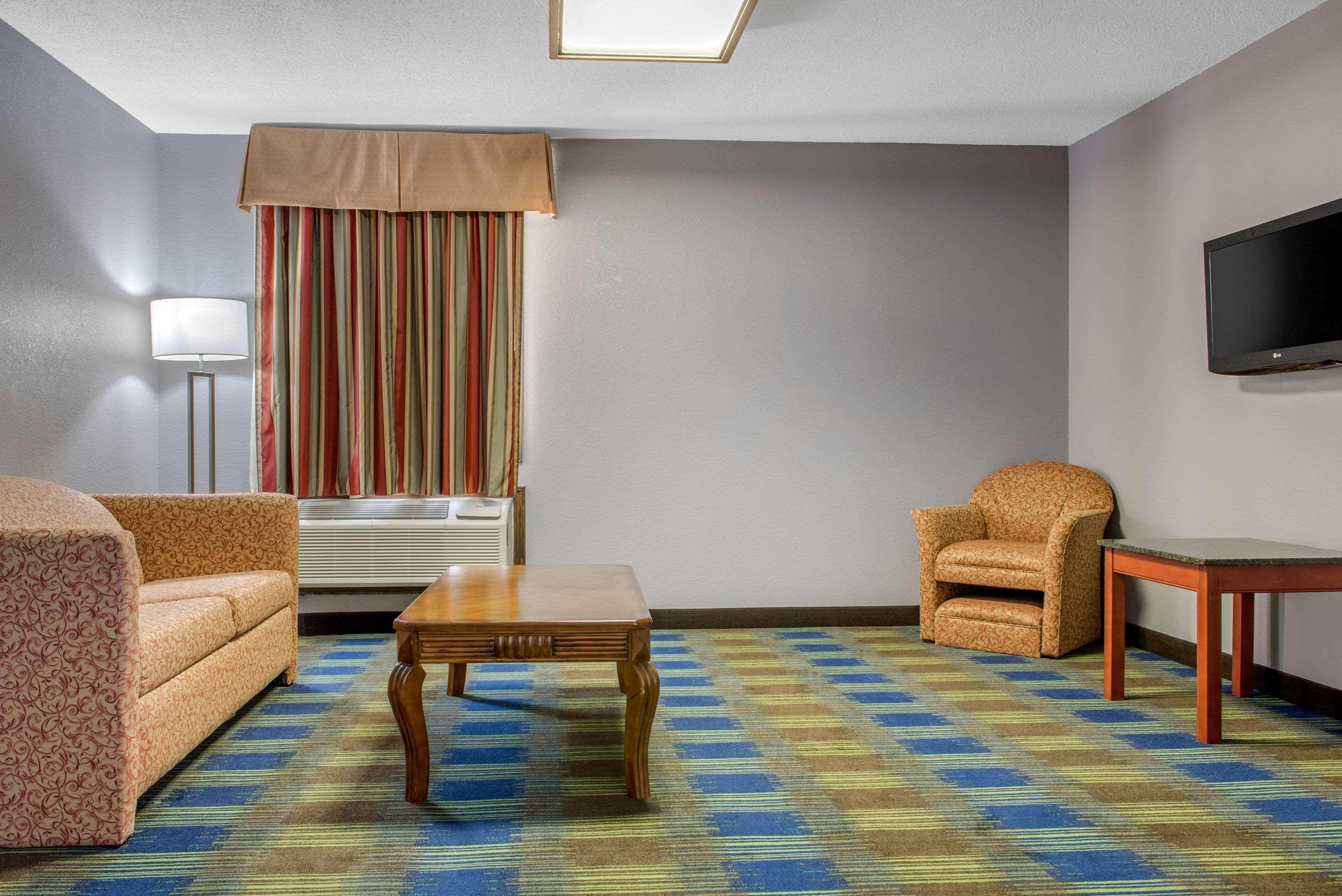 Quality Inn & Suites Bedford West Экстерьер фото