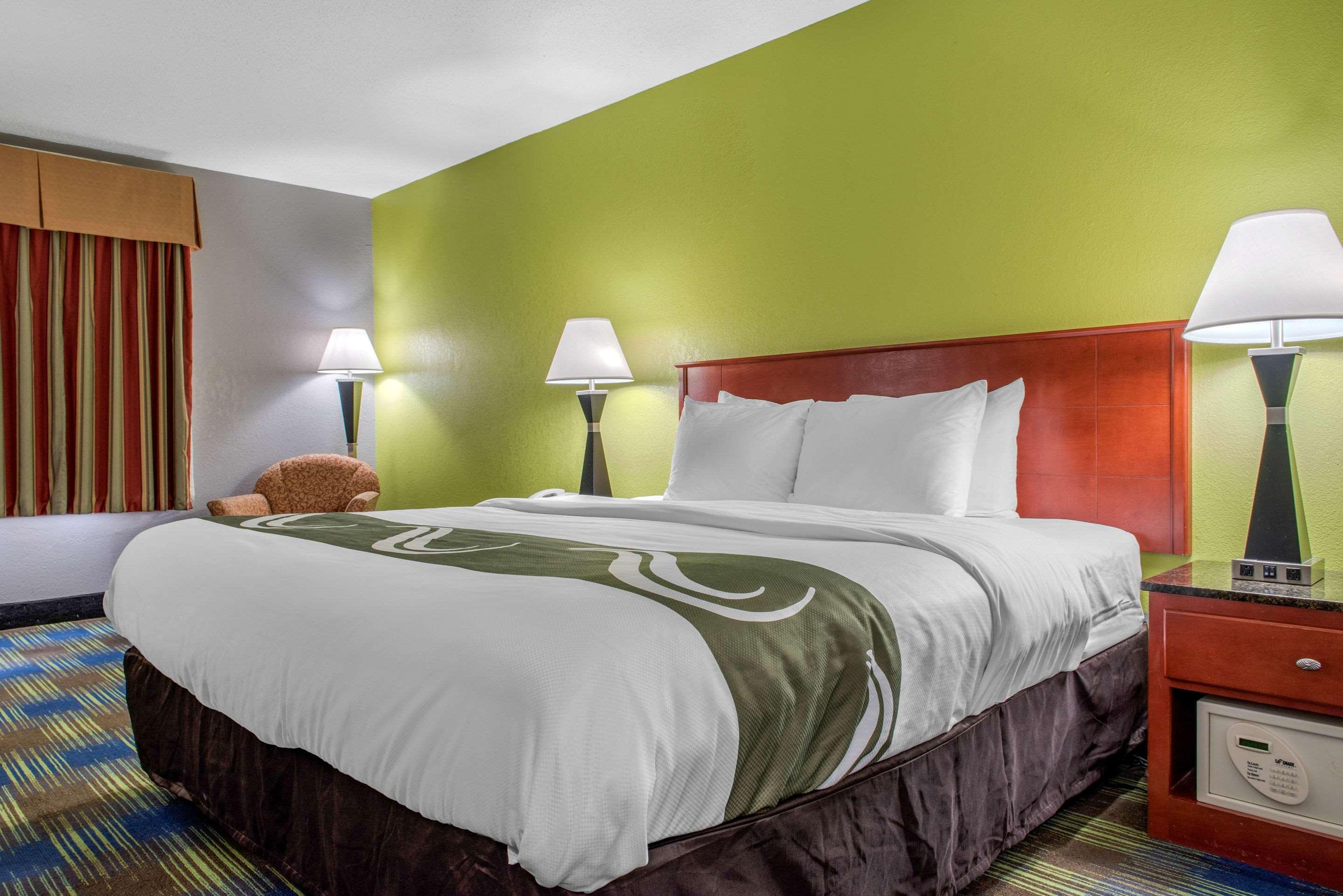 Quality Inn & Suites Bedford West Экстерьер фото