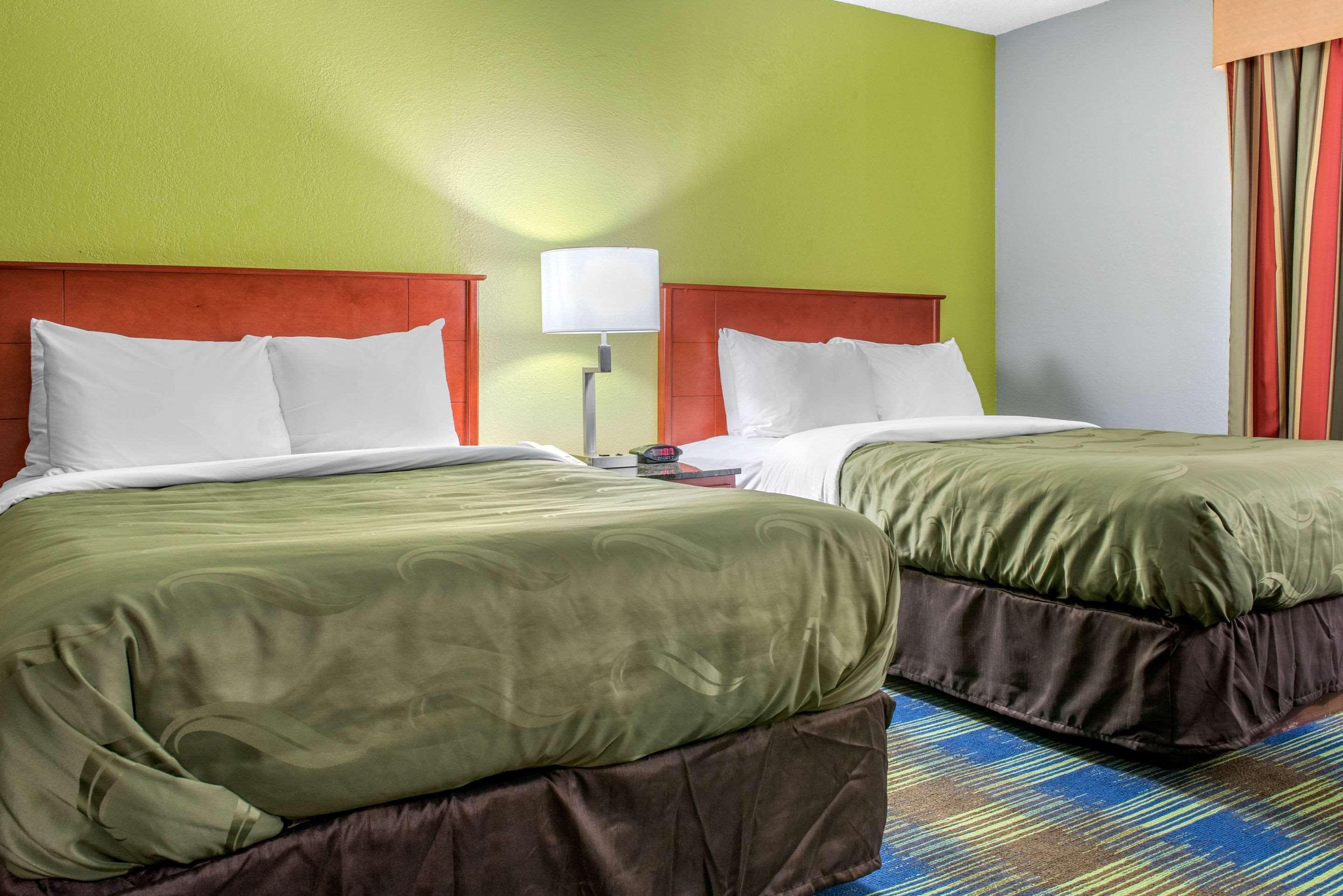 Quality Inn & Suites Bedford West Экстерьер фото