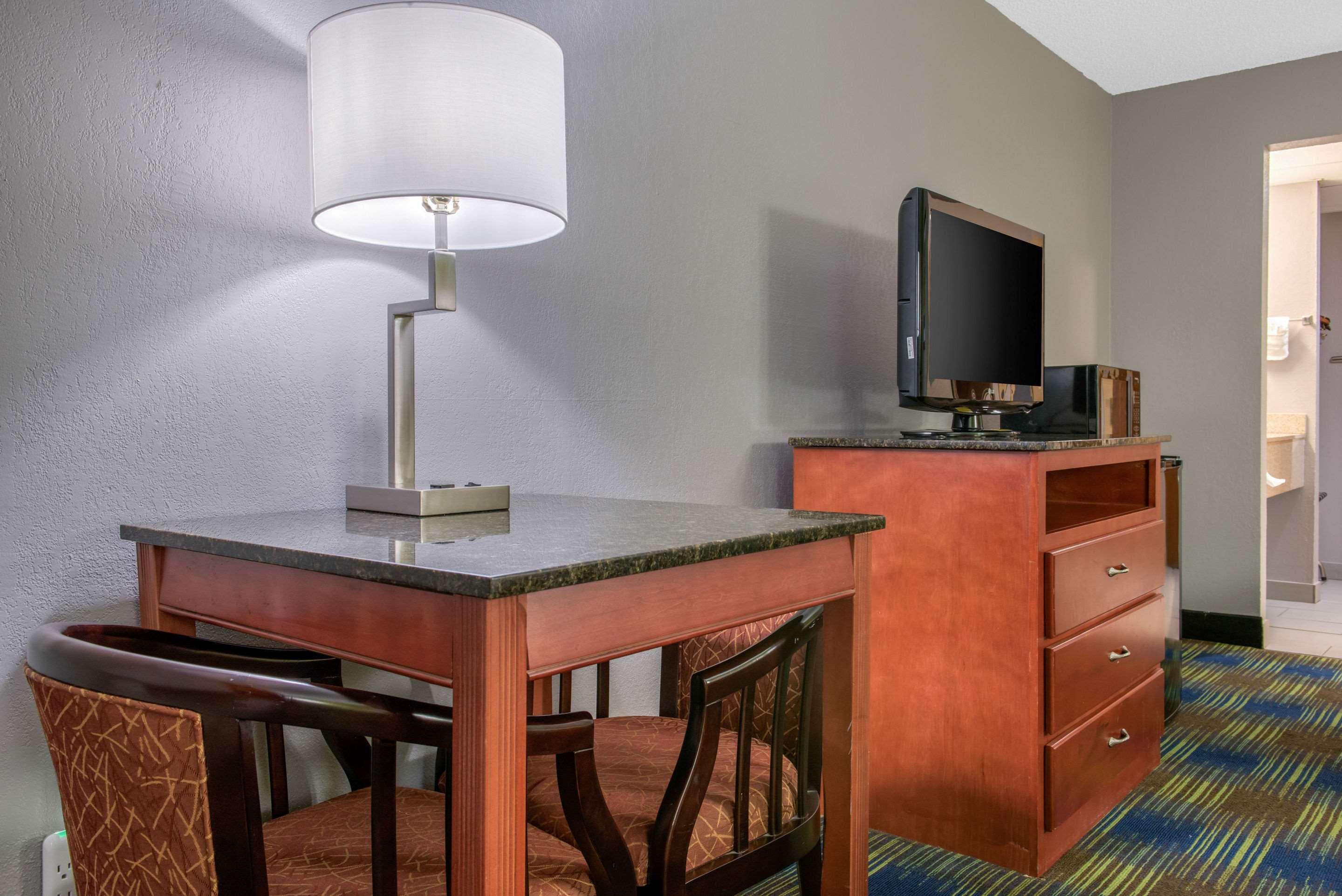 Quality Inn & Suites Bedford West Экстерьер фото