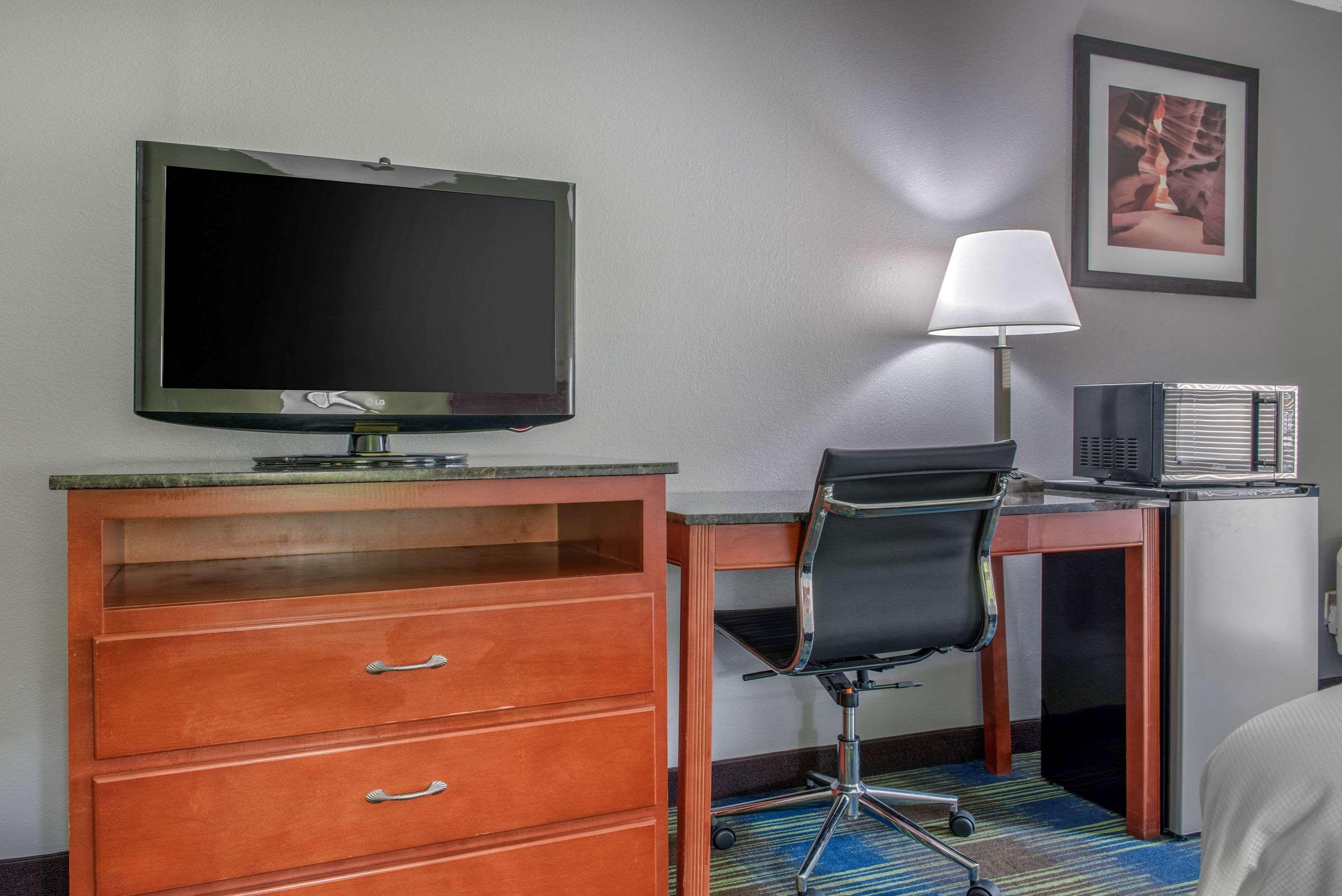 Quality Inn & Suites Bedford West Экстерьер фото