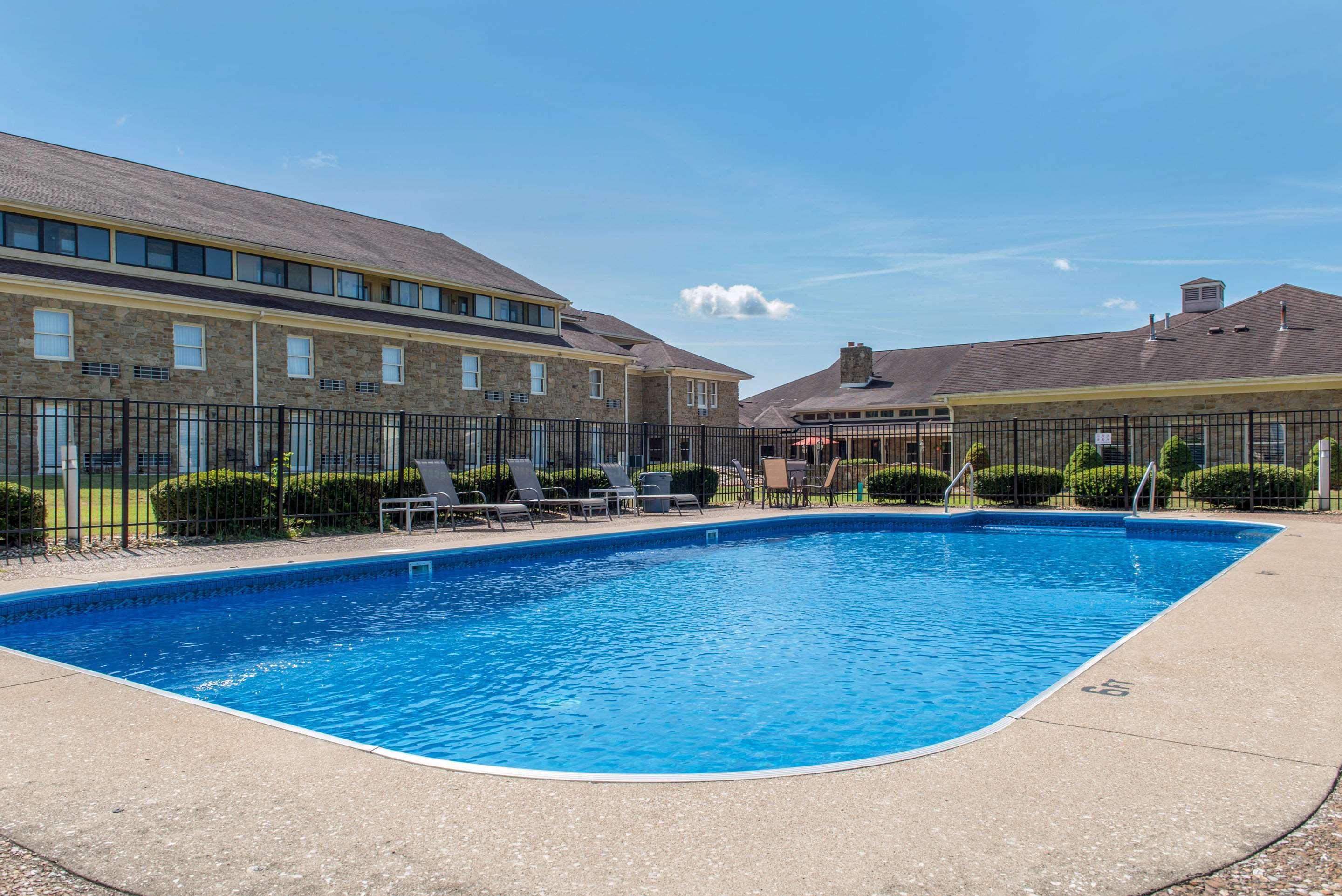 Quality Inn & Suites Bedford West Экстерьер фото