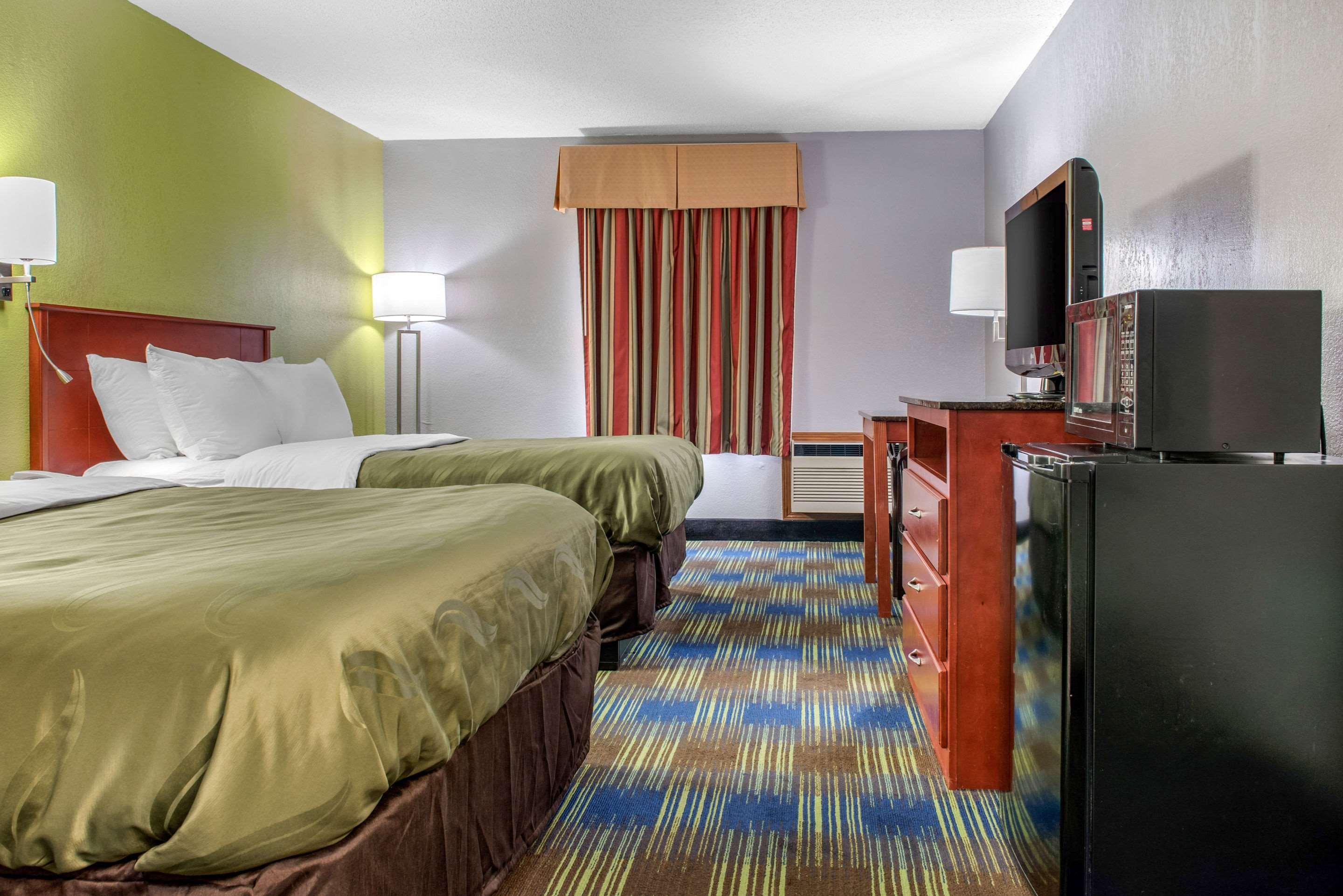 Quality Inn & Suites Bedford West Экстерьер фото