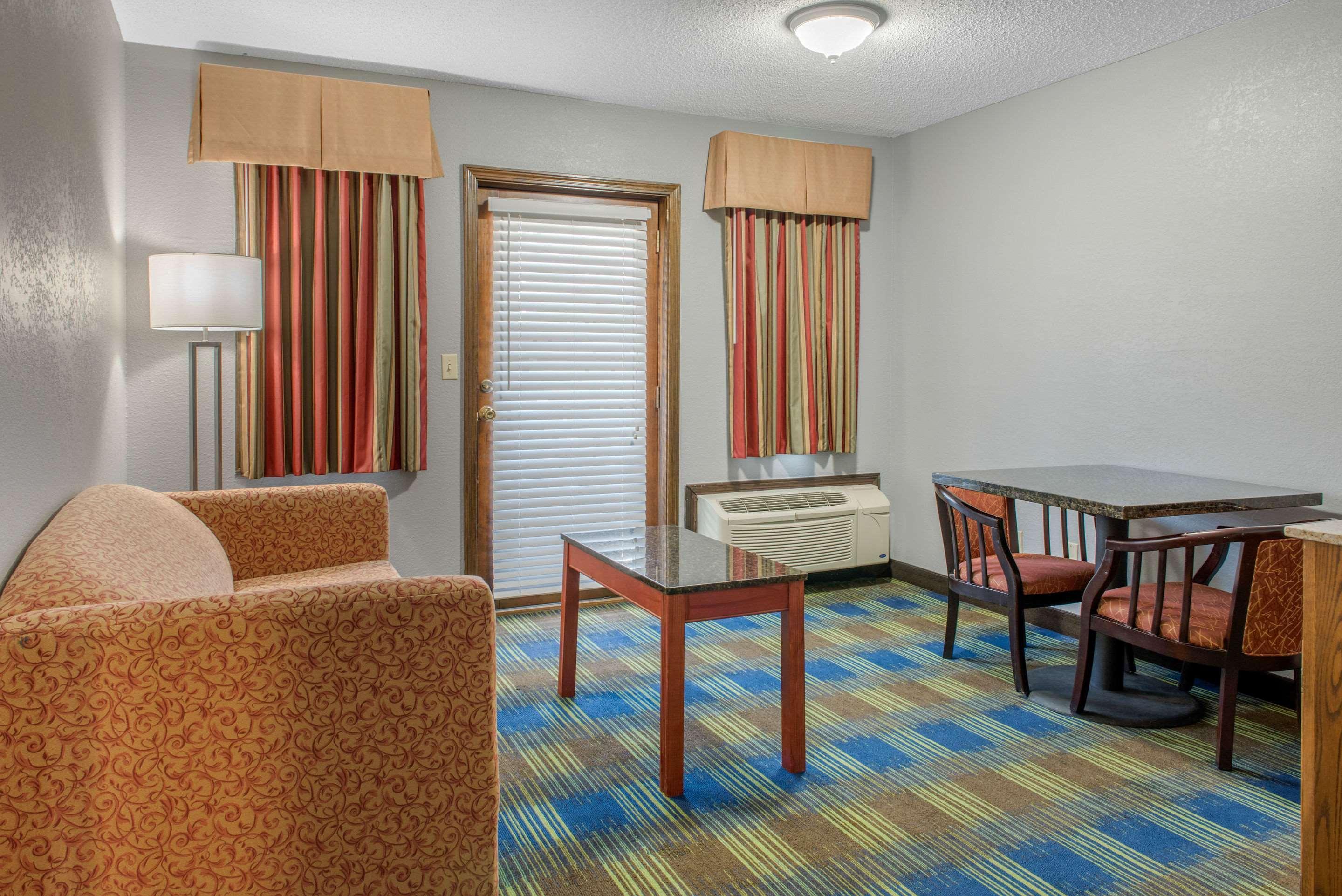 Quality Inn & Suites Bedford West Экстерьер фото