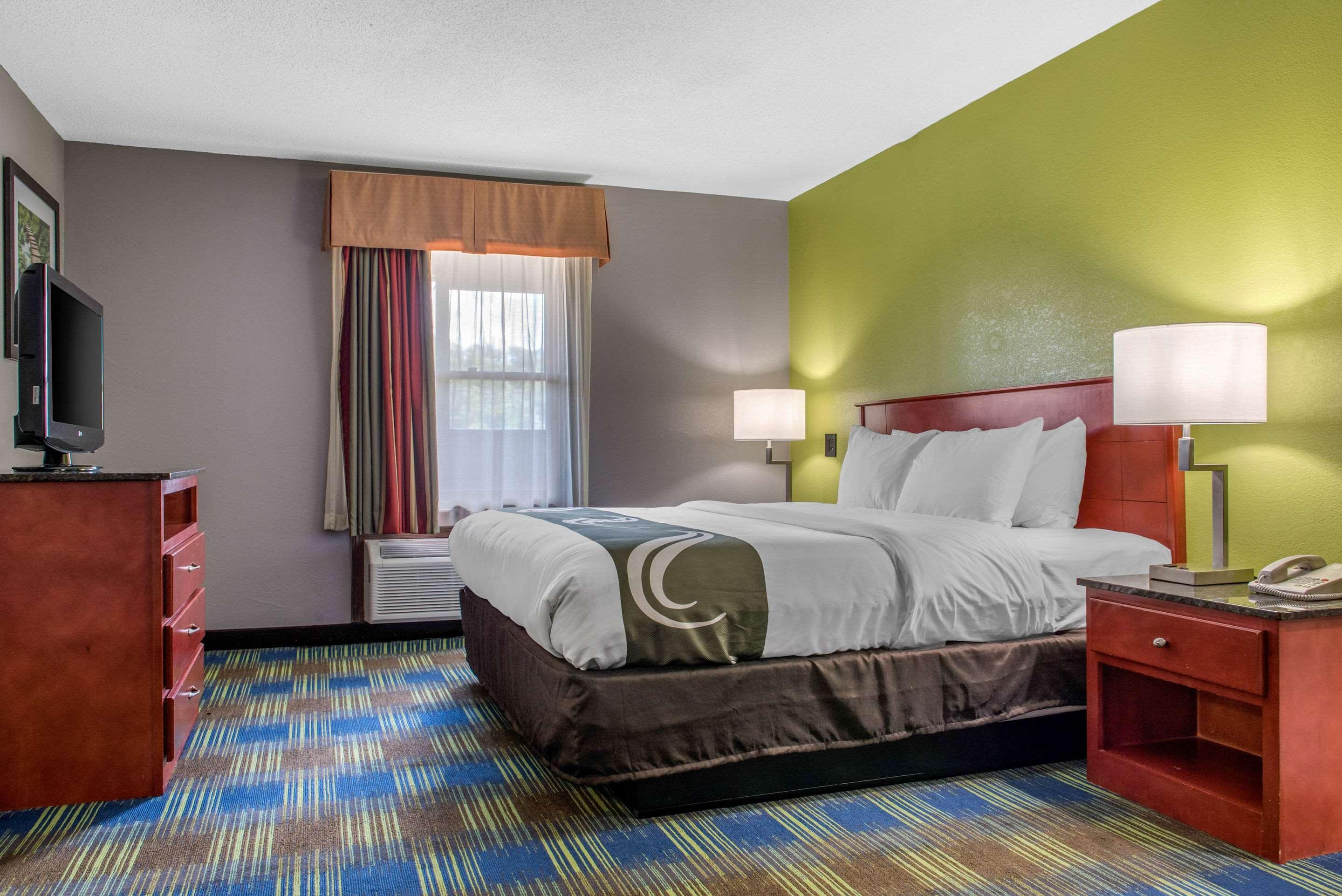 Quality Inn & Suites Bedford West Экстерьер фото