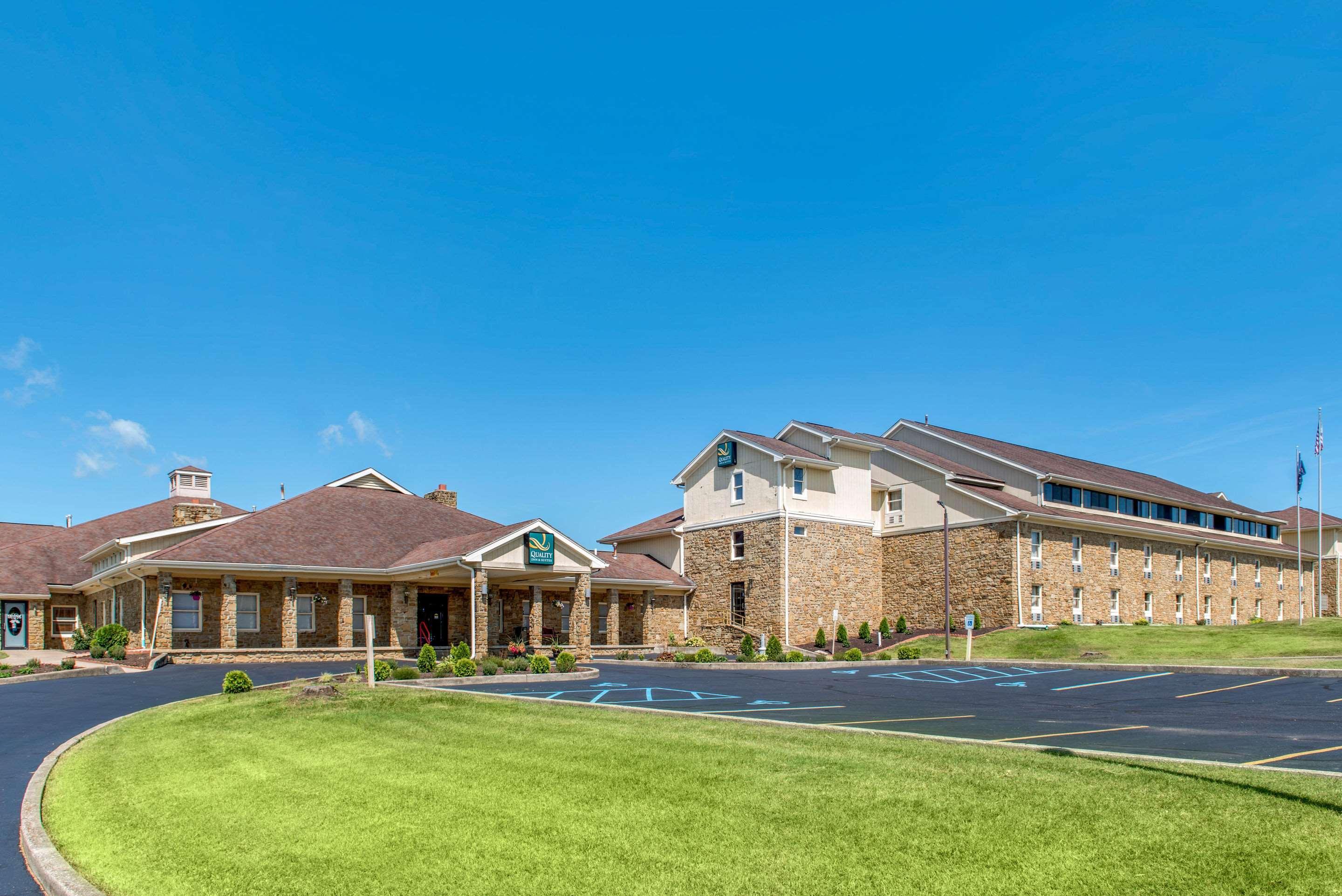 Quality Inn & Suites Bedford West Экстерьер фото