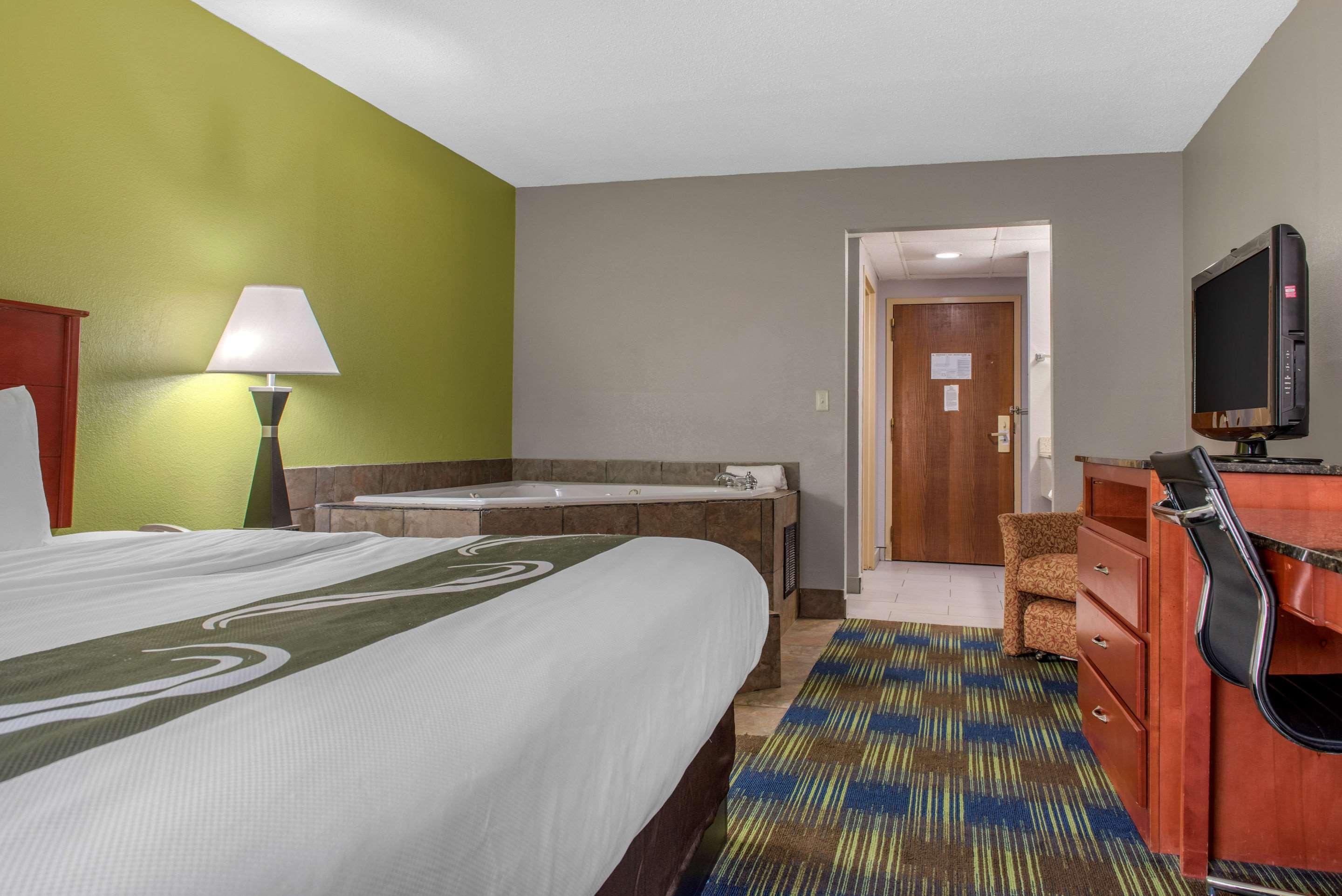 Quality Inn & Suites Bedford West Экстерьер фото