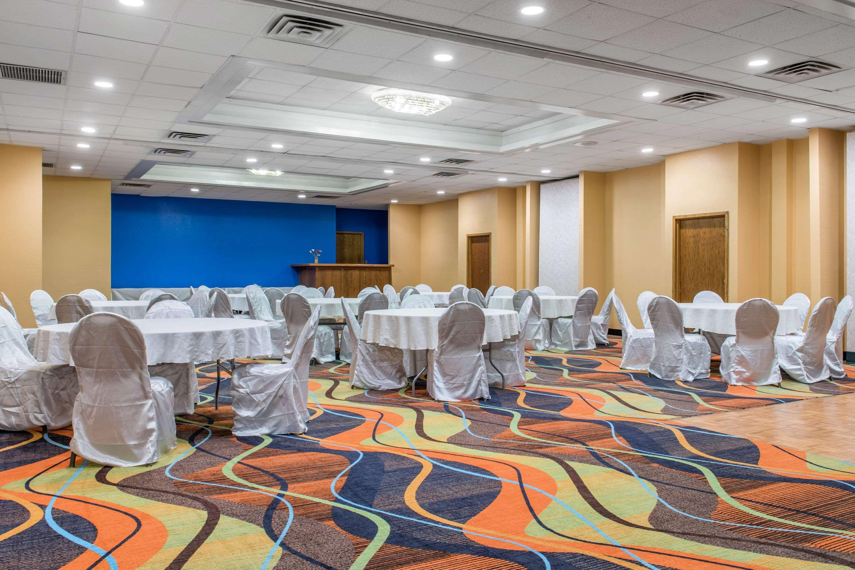 Quality Inn & Suites Bedford West Экстерьер фото