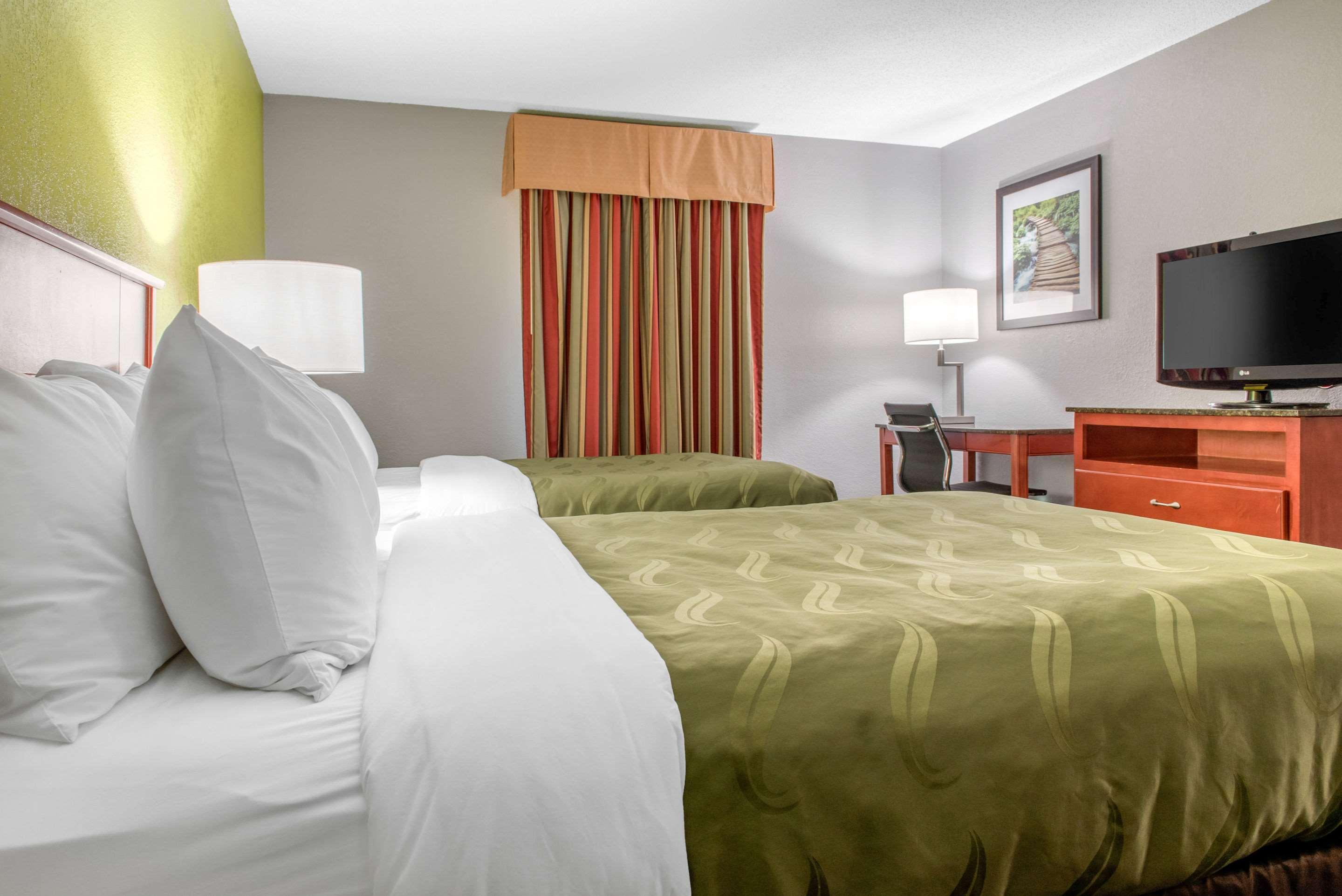 Quality Inn & Suites Bedford West Экстерьер фото