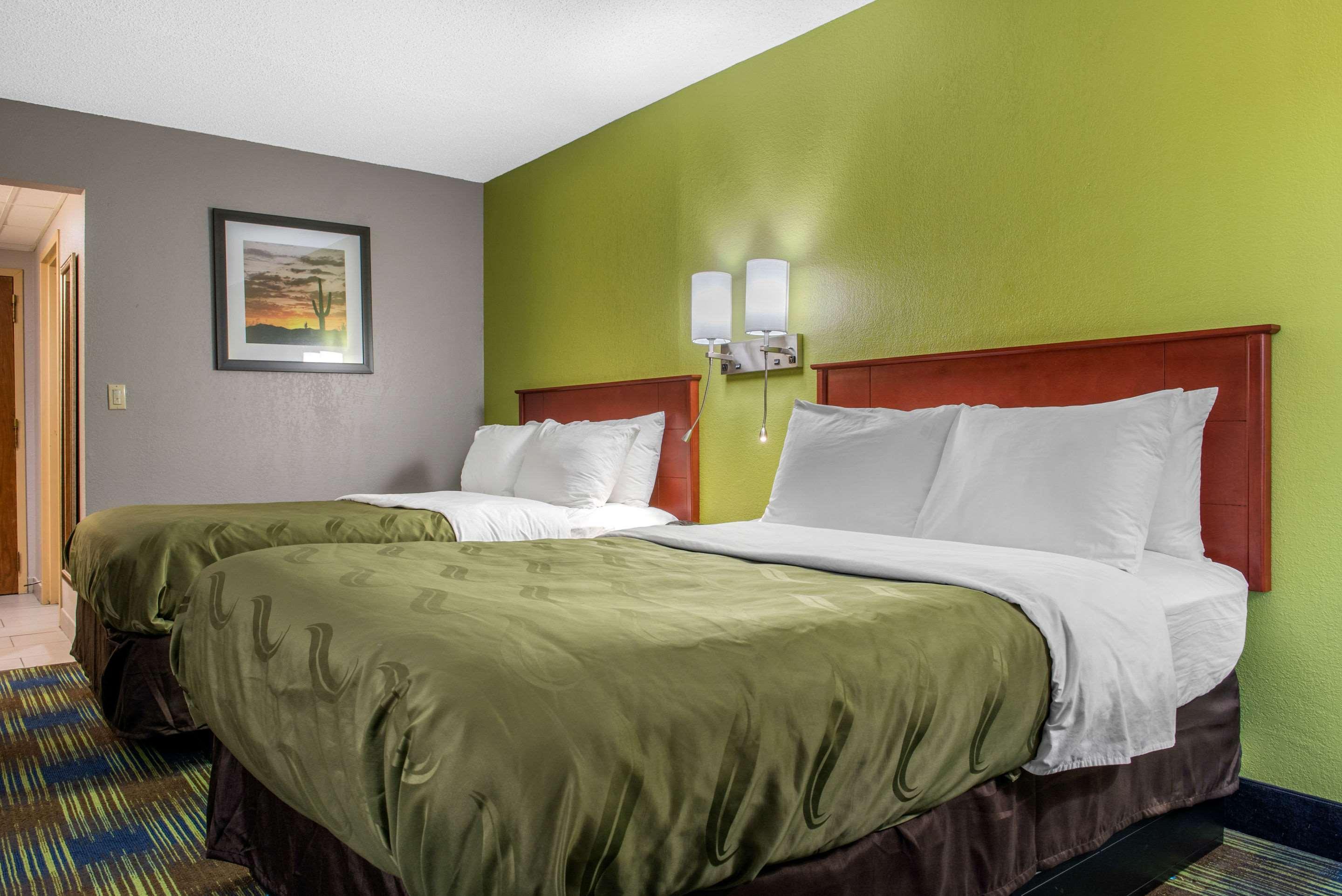 Quality Inn & Suites Bedford West Экстерьер фото