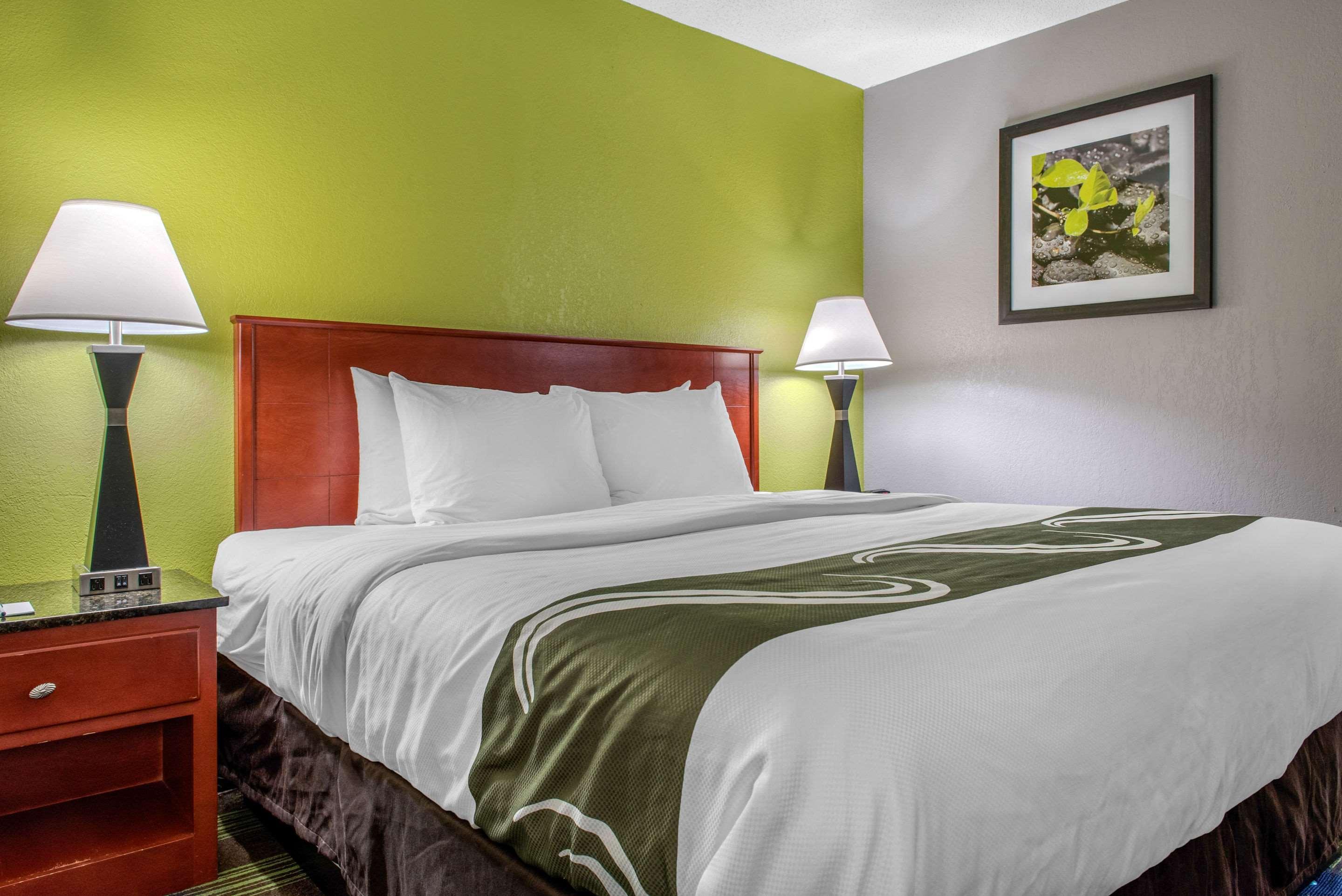 Quality Inn & Suites Bedford West Экстерьер фото